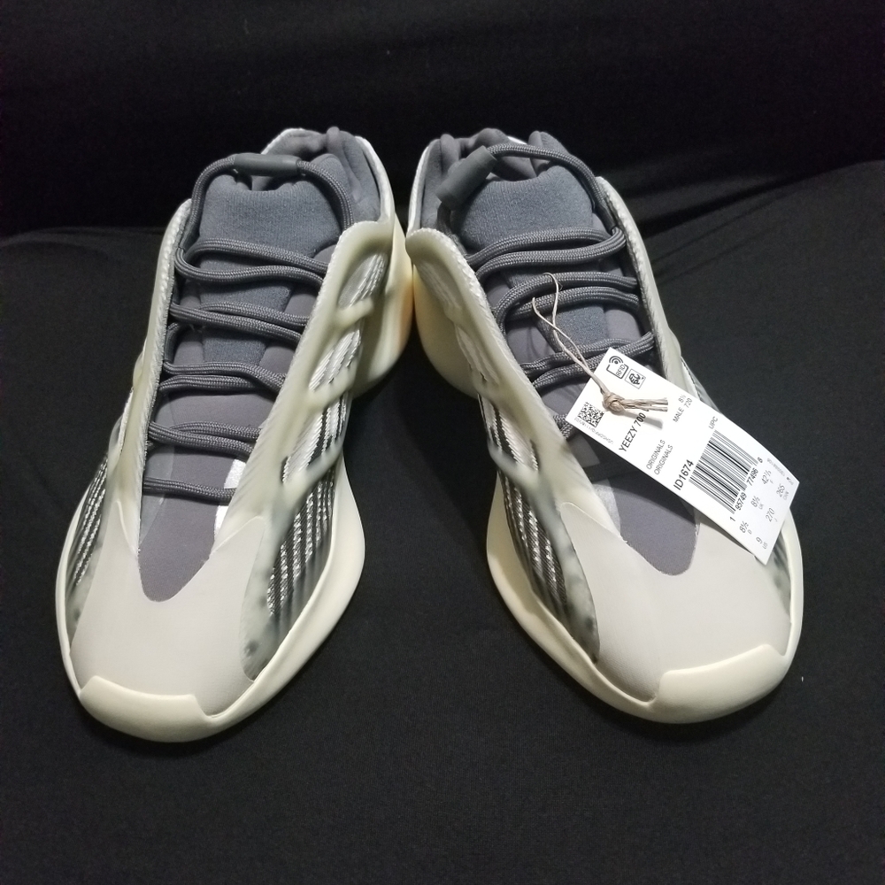 YEEZY 700 V3 Salt Fade US mens size 9